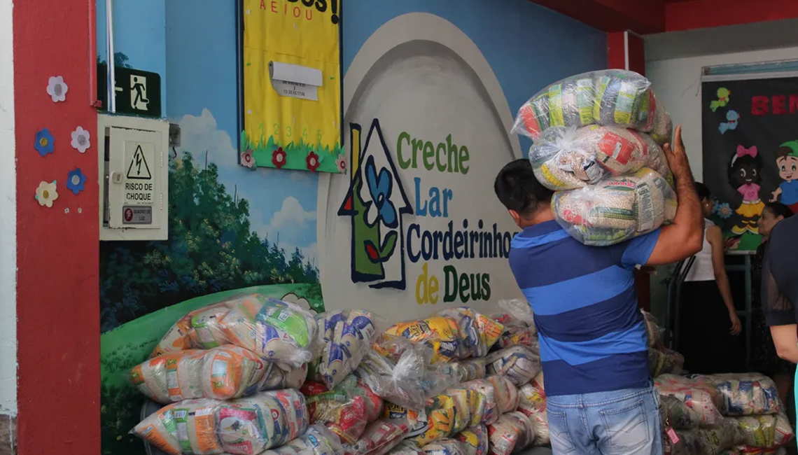 Cooperativas entregam seis toneladas de alimentos à entidades sociais Cooperativas entregam seis toneladas de alimentos à entidades sociais