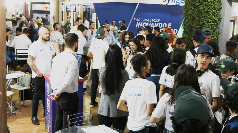Cooperativa apresenta agronegócio sustentável para alunos durante a Agrishow Cooperativa apresenta agronegócio sustentável para alunos durante a Agrishow