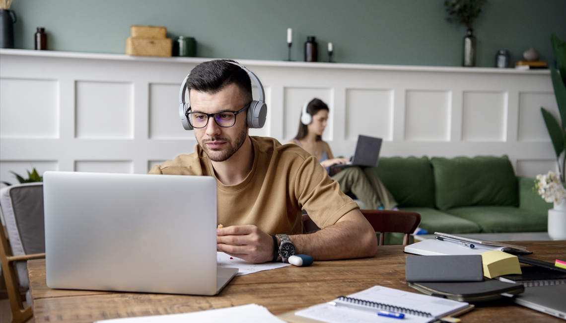 Mesmo com poucas vagas, brasileiro continua priorizando o trabalho remoto Mesmo com poucas vagas, brasileiro continua priorizando o trabalho remoto