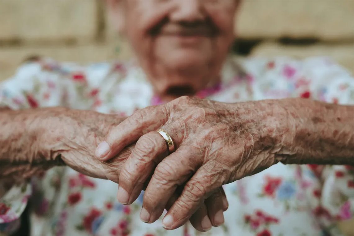 A procura pela longevidade humana já chegou ao fim, dizem cientistas O estudo sobre a longevidade envolve estatística e estudo dos supercentenários, mas há sugestões de que esse não seja a abordagem correta (Imagem: Eduardo Barrios/Unsplash)
