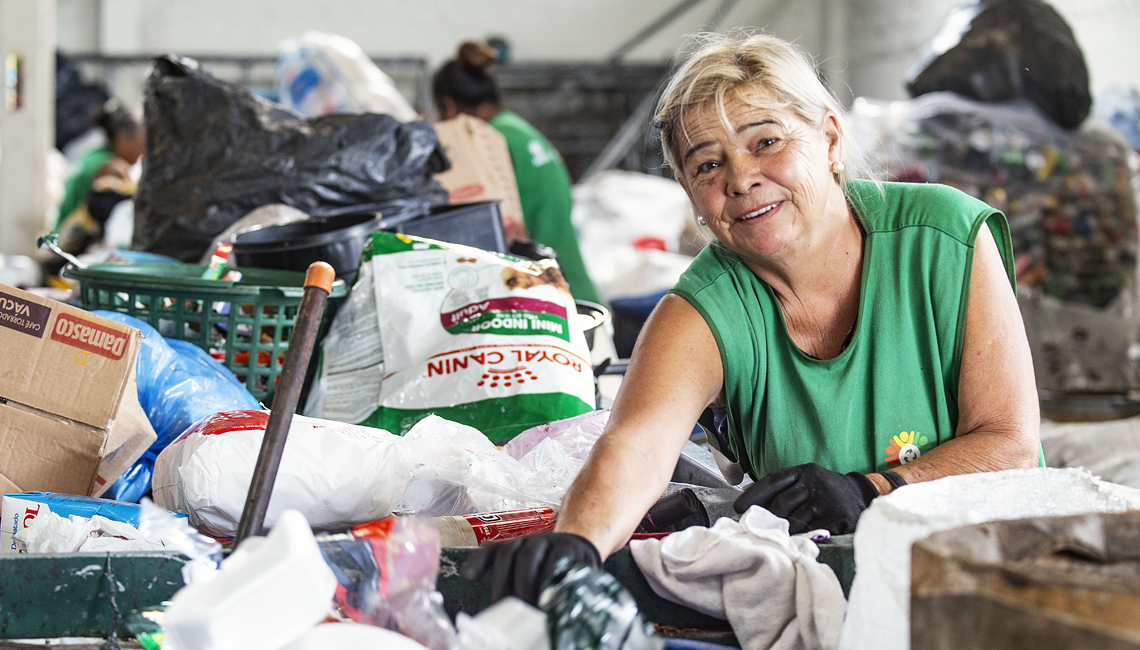 Cooperativas do DF reciclam mil toneladas de produtos por mês Cooperativas do DF reciclam mil toneladas de produtos por mês