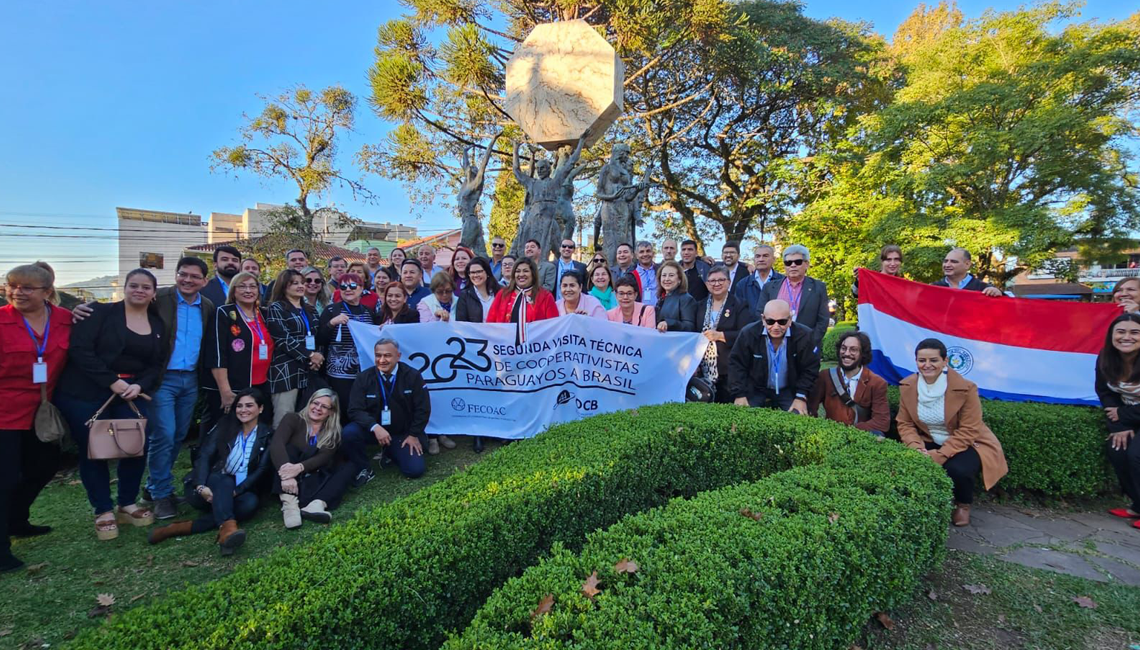 Comitiva paraguaia conhece estratégias e inovações do coop de crédito brasileiro Comitiva paraguaia conhece estratégias e inovações do coop de crédito brasileiro