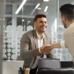 Presença física contribui para inclusão financeira efetiva, aponta estudo de cooperativa