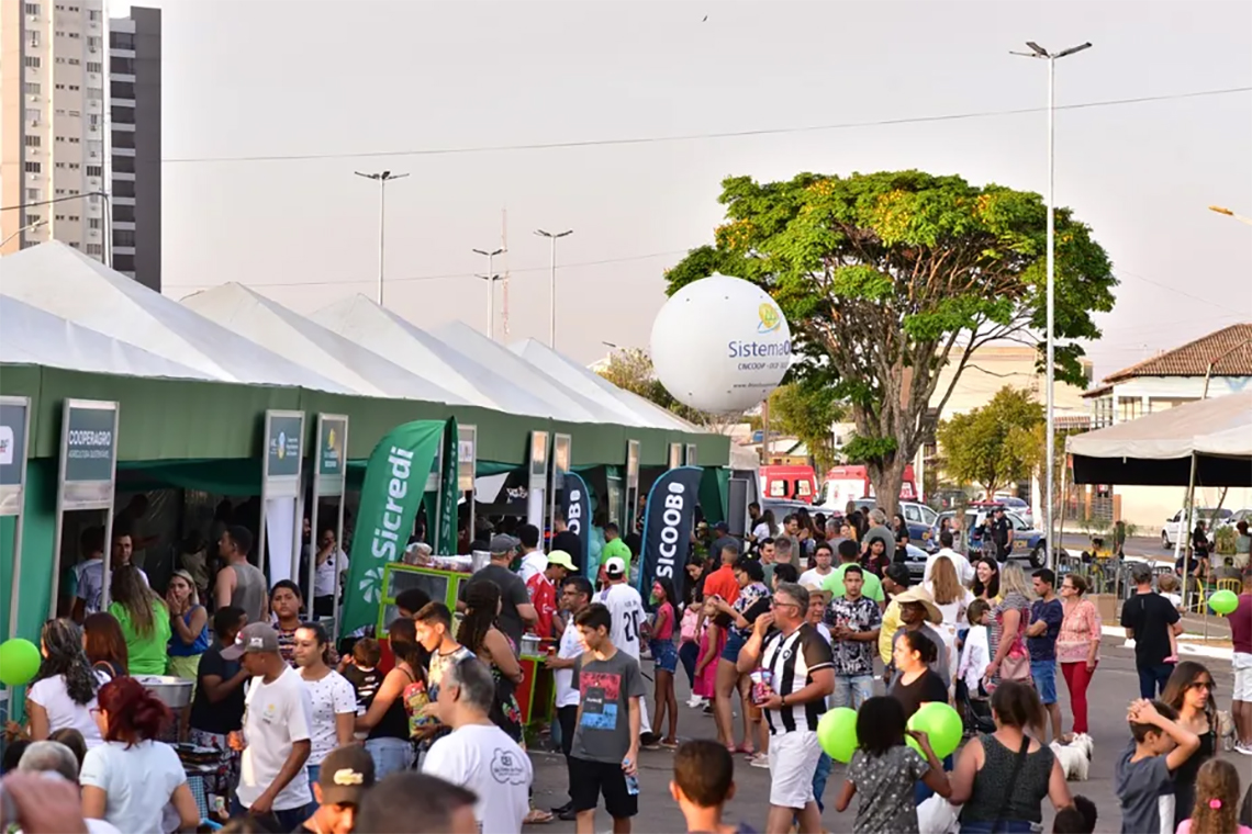 Dia do Cooperativismo reúne mais de 1,5 mil pessoas em  Goiânia Dia do Cooperativismo reúne mais de 1,5 mil pessoas em Goiânia