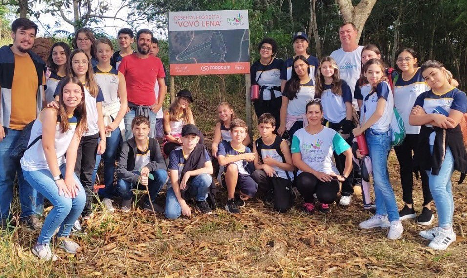 Alunos de cooperativa realizam visita de campo em área de reflorestamento