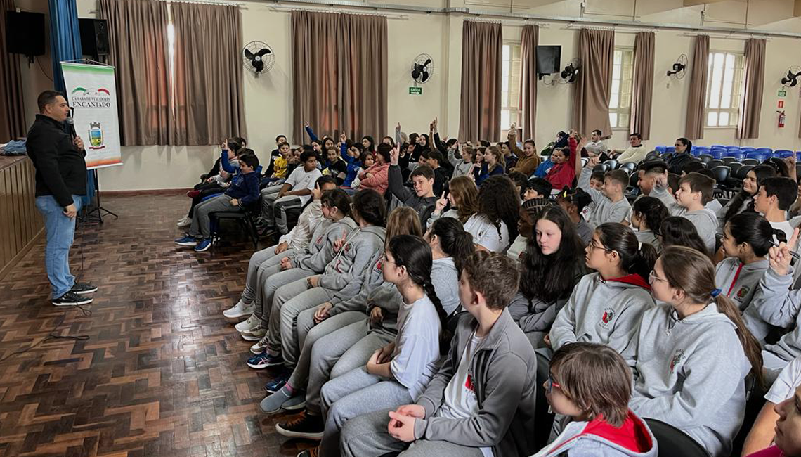 Empresas apresentam modelo cooperativista para crianças e adolescentes de Encantado