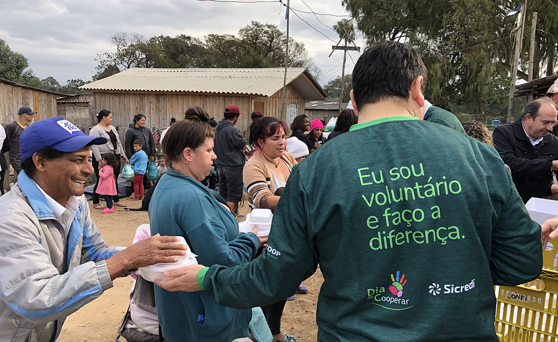 Voluntários do Sicredi se reúnem para construção de cozinha comunitária em Curitiba Voluntários do Sicredi se reúnem para construção de cozinha comunitária em Curitiba