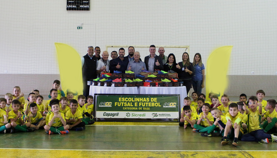 Cooperativas se unem para doação a escolinha de futebol