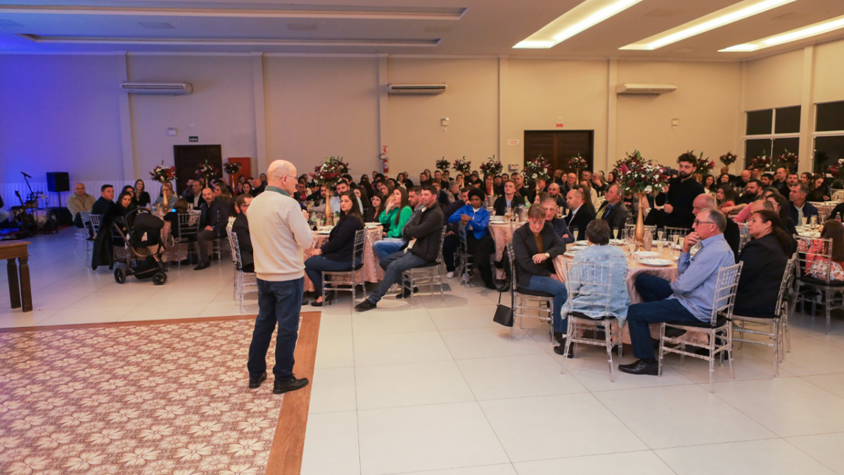 Cooperativa homenageia mais de 90 colaboradores por tempo de serviço