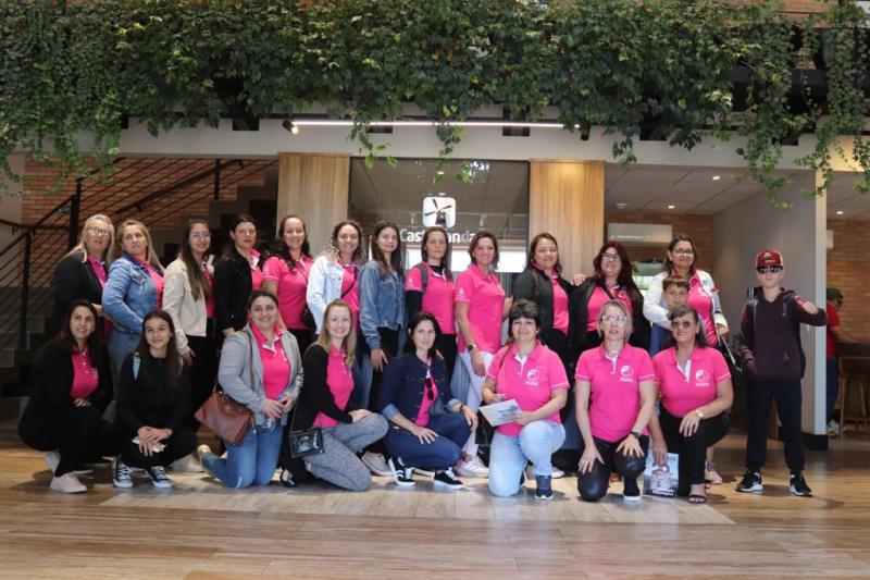 Cooperativa proporciona viagem para cooperadas conhecerem cooperativismo no Paraná