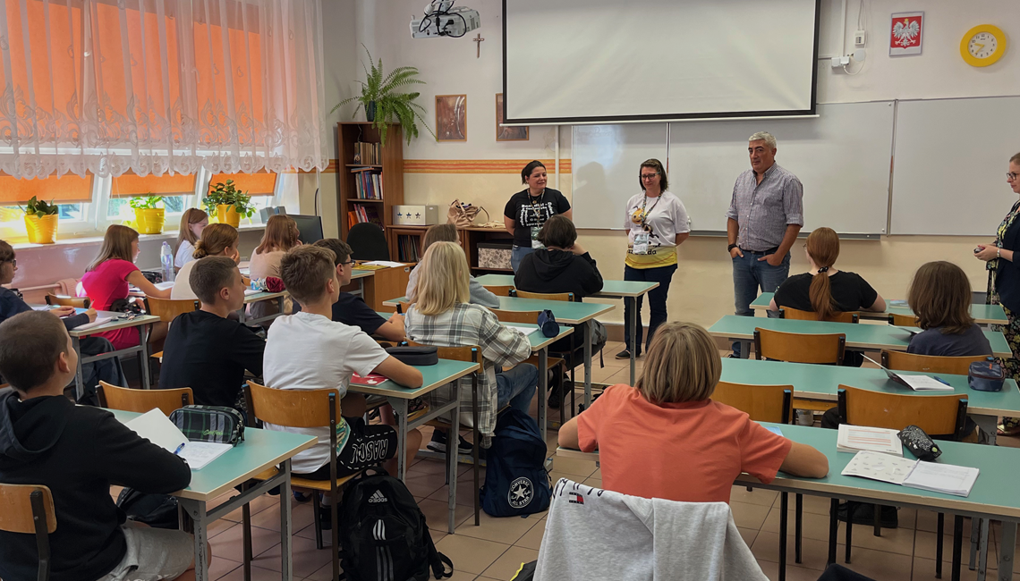 Cooperativa atua em projeto que conecta crianças do Brasil e da Polônia