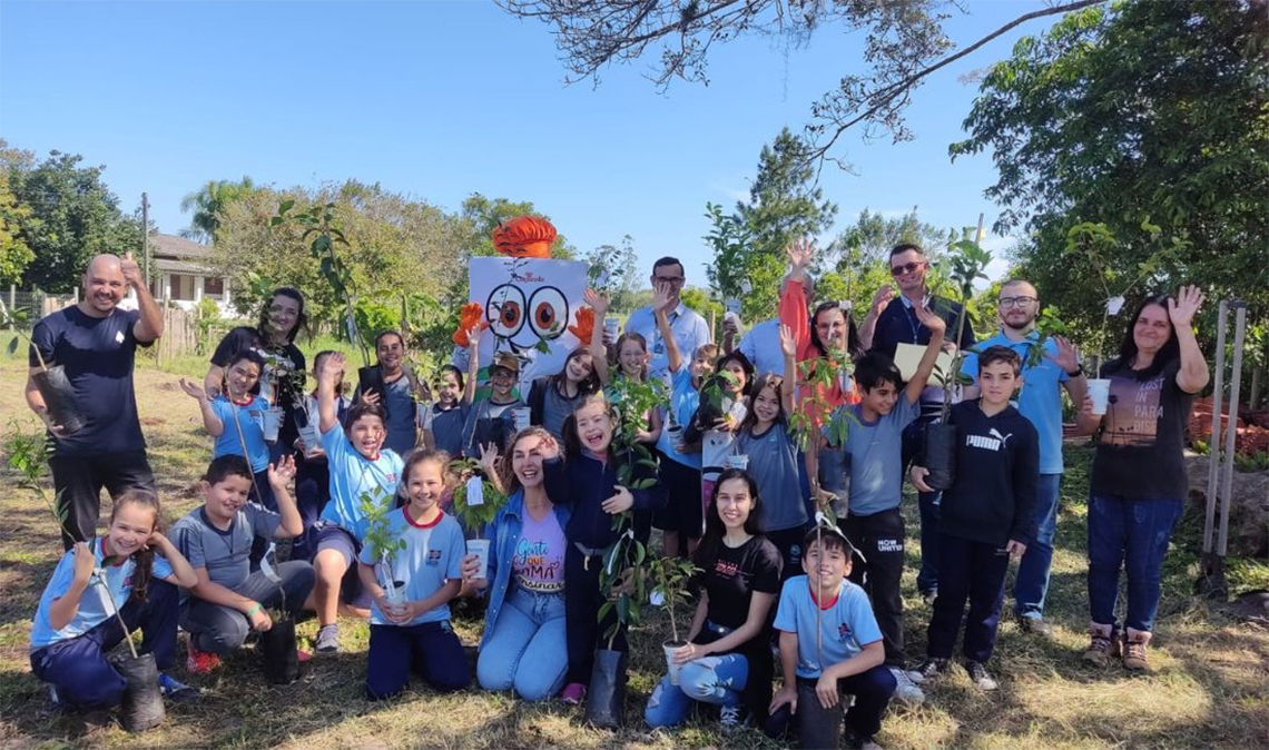 Em parceria com escolas, cooperativa incentiva plantio de mudas de árvores