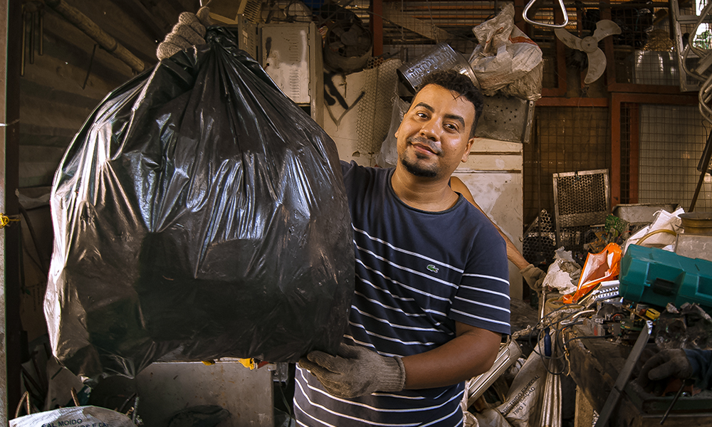 Cooperativa de reciclagem faz ação de conscientização no bairro de São José
