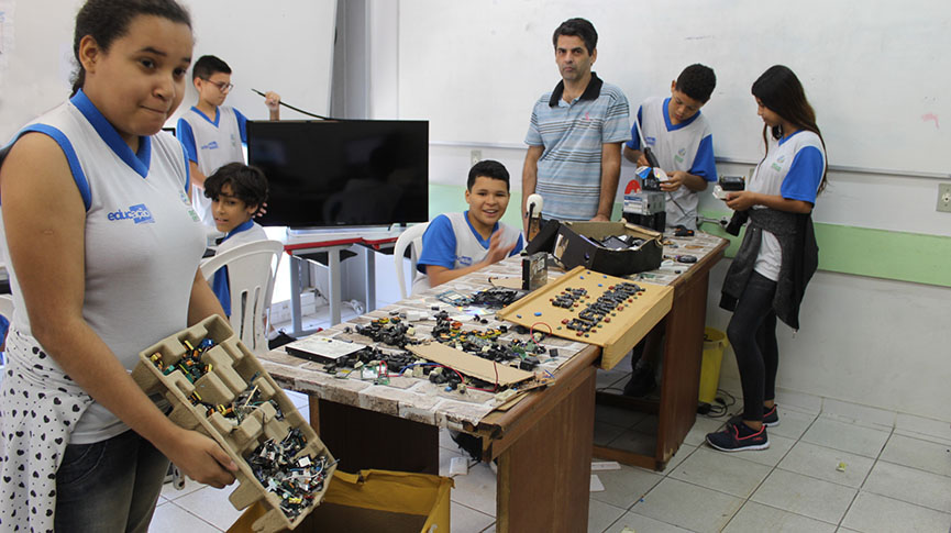 Cooperativa se alia a escolas para conscientizar sobre lixo eletrônico