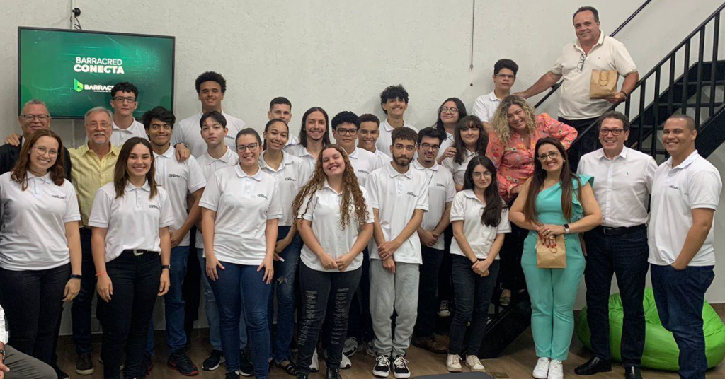 Projeto cooperativista capacita jovens para o mercado de trabalho na área de tecnologia Projeto cooperativista capacita jovens para o mercado de trabalho na área de tecnologia