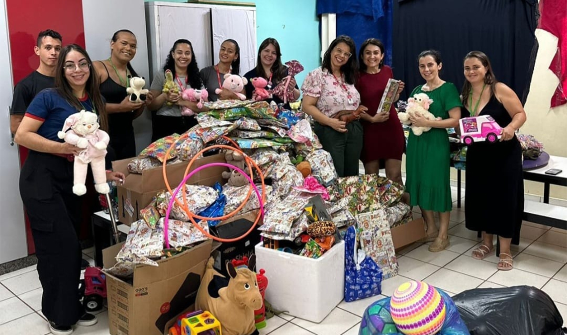 Natal Solidário de cooperativa faz a alegria de crianças e adolescentes Legenda: Praticar a solidariedade é um dos compromissos do cooperativismo Crédito: Assessoria