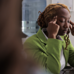 Pressão de estar sempre conectado eleva casos de burnout no ambiente de trabalho