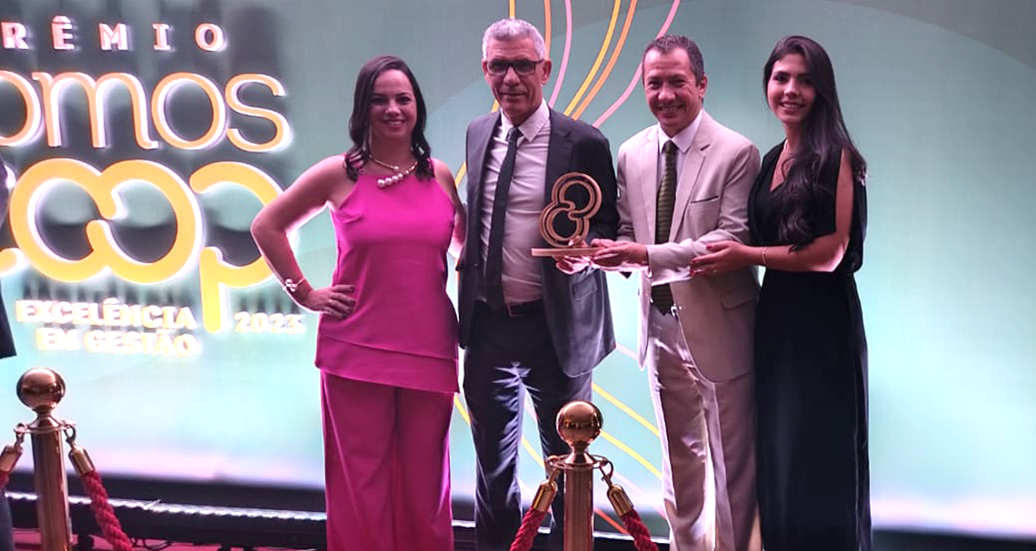 Sicoob Coopemata recebe prêmio nacional PDGC e prêmio global Recip sicoob coopemata