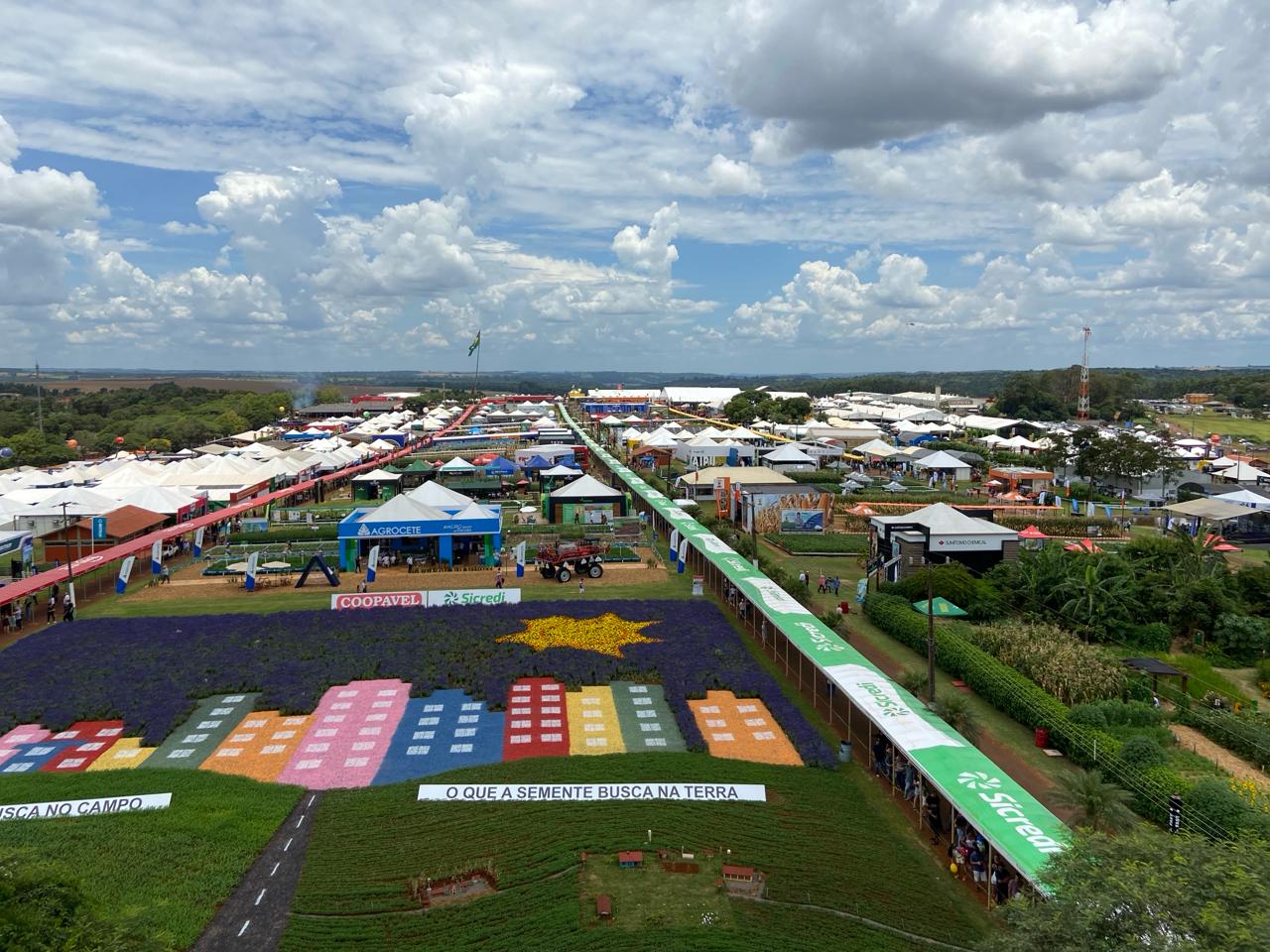 Com 391 mil visitantes e R$ 6,1 bi em negócios, 36º Show Rural bate recordes 36ª edição do Show Rural Coopavel entrou para a história como a maior já realizada
