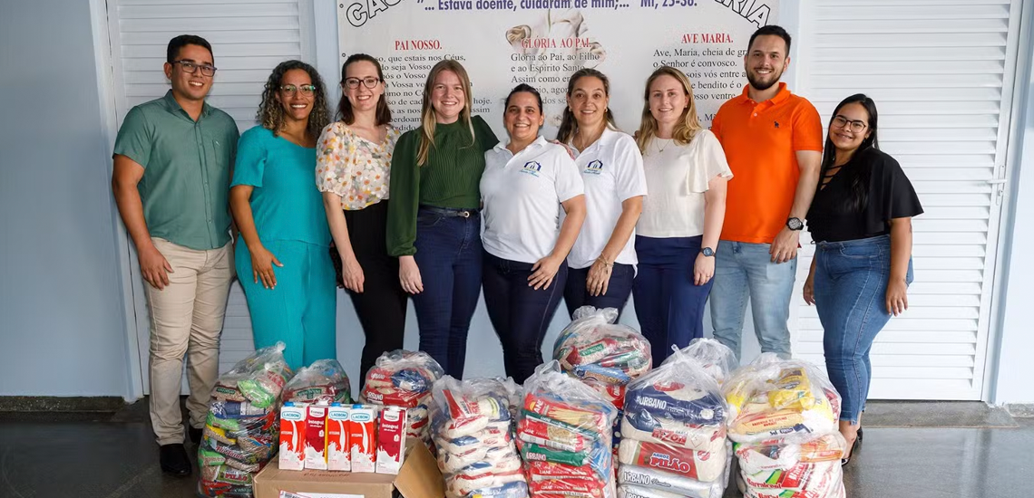 Cooperativa de crédito doa 2,5 ton. alimentos, arrecada 23 mil tampinhas e compensa CO2 7 5