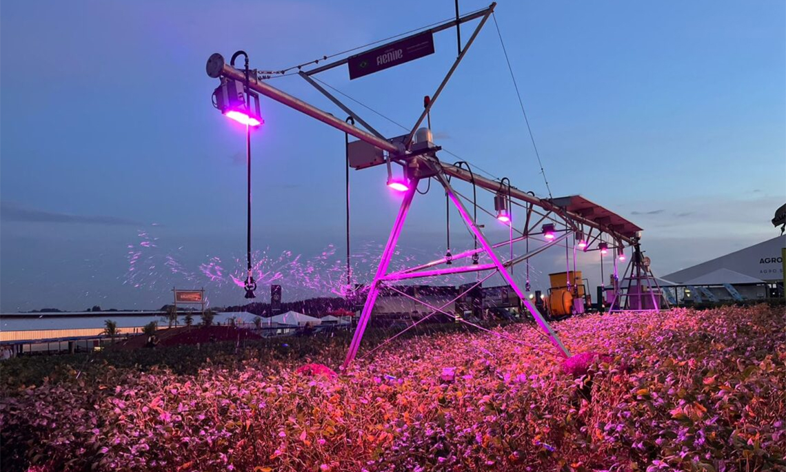 Agricultor cria startup de suplementação luminosa e vira CEO para revolucionar a produção no Agronegócio Legenda: Fienile mais uma vez presente no Show Rural