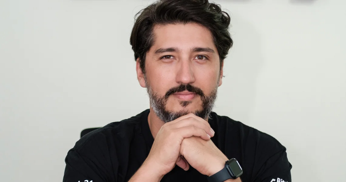 75% das empresas devem incorporar IA nos próximos 5 anos – Filipe Bento é CEO da BR24 Filipe Bento, CEO da BR24, empresa brasileira fornecedora do software internacional Bitrix24
